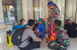 Polres Probolinggo Kota Gelar Vaksinasi Covid dan Tetanus Difteri Bagi Pelajar SD di Gili Ketapang