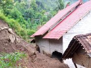 Diguyur Hujan Deras, Tanah Longsor Timpa Dapur Rumah Warga di Desa Gondowido, Ngebel