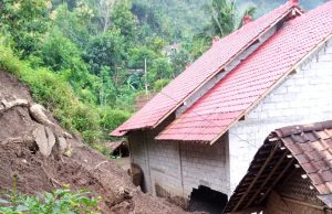 Diguyur Hujan Deras, Tanah Longsor Timpa Dapur Rumah Warga di Desa Gondowido, Ngebel