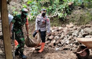 Tanah Longsor Timpa Rumah Warga