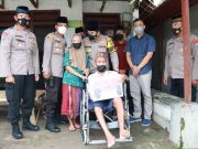 Polri Peduli, Mbah Karmaen Penderita Stroke Dapat Bantuan Rehap Rumah dan Kursi Roda dari Polresta Mojokerto