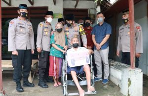 Polri Peduli, Mbah Karmaen Penderita Stroke Dapat Bantuan Rehap Rumah dan Kursi Roda dari Polresta Mojokerto