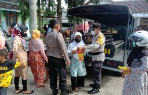 Berbagi Minyak Goreng Gratis,Cara Humanis Polres Magetan Tarik Minat Warga Ikut Vaksin