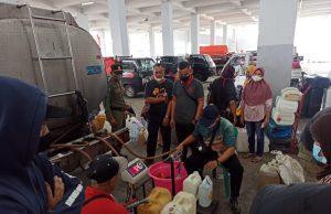 Pedagang Pasar Legi Ponorogo Digelontor Minyak Goreng Curah