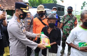 Hadir di Tengah Masyarakat Terdampak Banjir, Polres Jember Tanggap Bencana