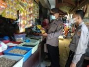 Cek Ketersediaan Minyak Goreng, Wakapolsek Sooko Turun ke Pasar