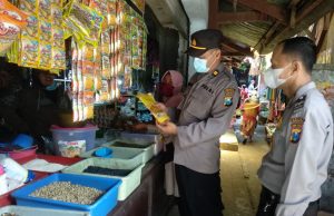 Cek Ketersediaan Minyak Goreng, Wakapolsek Sooko Turun ke Pasar