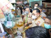 Satgas Pangan Polda Jatim Memantau Ketersediaan Minyak Goreng Curah/Kemasan di Pasar Wonokromo