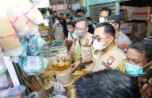 Satgas Pangan Polda Jatim Memantau Ketersediaan Minyak Goreng Curah/Kemasan di Pasar Wonokromo