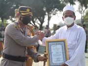 Pencapaian Vaksinasi Tertinggi, Kapolres Magetan Berikan Penghargaan Forkopimcam Plaosan dan Tokoh Agama