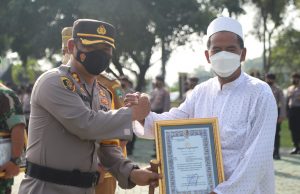 Pencapaian Vaksinasi Tertinggi, Kapolres Magetan Berikan Penghargaan Forkopimcam Plaosan dan Tokoh Agama