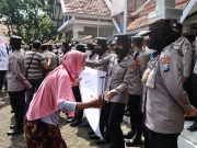 Polwan Polres Probolinggo Sigap Bantu Warga Lansia Saat Aksi Unjuk Rasa di Probolinggo