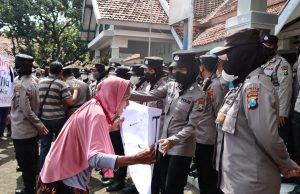 Polwan Polres Probolinggo Sigap Bantu Warga Lansia Saat Aksi Unjuk Rasa di Probolinggo