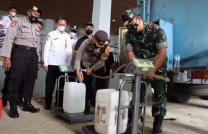 Kapolres Bojonegoro Bersama Dandim Pantau Pendistribusian 10 Ribu Liter Migor