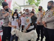 Kapolda Jatim bagikan Doorprize Kambing di vaksinasi Presisi Lumajang, seorang anak dan wartawan jadi salah satu pemenangnya