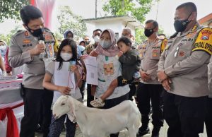 Kapolda Jatim bagikan Doorprize Kambing di vaksinasi Presisi Lumajang, seorang anak dan wartawan jadi salah satu pemenangnya