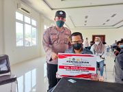Layani Sepenuh Hati,Bhabinkamtibmas di Gresik Jemput Warga Yang Sakit Ambil BTPKLWN
