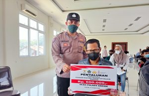 Layani Sepenuh Hati,Bhabinkamtibmas di Gresik Jemput Warga Yang Sakit Ambil BTPKLWN