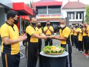 Selain Potong Tumpeng, Kapolres Ponorogo Bagikan Hadiah Kepada Anggota yang Lahir Dibulan Maret