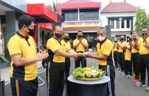 Selain Potong Tumpeng, Kapolres Ponorogo Bagikan Hadiah Kepada Anggota yang Lahir Dibulan Maret