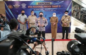 Kapolri Beri Penghargaan Kepada Gubernur Jatim dan beberapa kepala daerah serta stakeholder terkait Dukungan ETLE