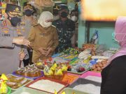 Pantau ketersediaan Minyak Goreng, Kapolri dan Forkopimda Jatim sambangi Pasar Wonokromo dan Pabrik Minyak Goreng di Surabaya