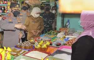 Pantau ketersediaan Minyak Goreng, Kapolri dan Forkopimda Jatim sambangi Pasar Wonokromo dan Pabrik Minyak Goreng di Surabaya