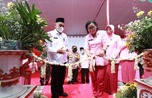 Pengurus Yayasan Kemala Bhayangkari Daerah Jatim Bangun MCK untuk Masyarakat Tonjung Bangkalan