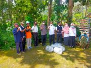 Kapolsek Sooko, Tebar Benih Ikan Tawes di Aliran Sungai Desa Jurug