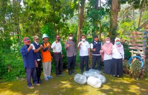 Kapolsek Sooko, Tebar Benih Ikan Tawes di Aliran Sungai Desa Jurug