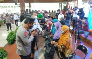 Kabareskrim Polri Bagikan Paket Sembako Untuk Warga Yang Ikut Vaksinasi Di Blora Jawa Tengah