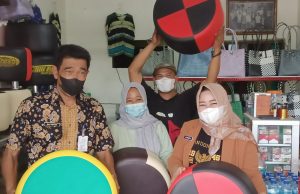 Meja Kursi Unik dari Bekas Botol Plastik, Wabup Lisdyarita: Melaunching Hasil karya Bunda ‘Bokif’