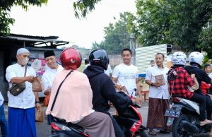 Great Corolla Club Ponorogo Bagi-bagi Takjil Untuk Pengguna Jalan