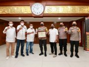 Kapolda Jatim Irjen Nico Menerima Penganugrahan PWI Jatim Award Kategori Tokoh Daerah Bidang Public Health Leaders