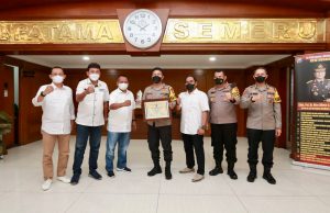 Kapolda Jatim Irjen Nico Menerima Penganugrahan PWI Jatim Award Kategori Tokoh Daerah Bidang Public Health Leaders