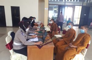 Tim Vaksinator Polres Batu Gelar Vaksinasi di STAB Kertarajasa dan Padepokan Dhammadika Arrama