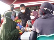 Polresta Sidoarjo Suntik Vaksin Booster Masyarakat di Pasar Tradisional