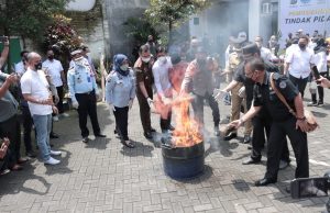 Polresta Malang Kota Bersama BNN Kota Malang Musnahkan Belasan Kilogram Narkoba