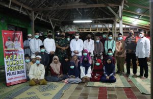Mewujudkan Herd Immunty, Polres Gresik Vaksinasi Santri Usai Salat Tarawih