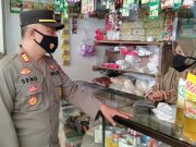 Kapolsek Sawoo Bersama Anggota Blusukan Ke Pasar Pantau Stok dan Harga Minyak Goreng