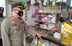 Kapolsek Sawoo Bersama Anggota Blusukan Ke Pasar Pantau Stok dan Harga Minyak Goreng