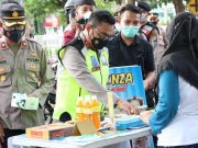 Berbagi di Masa Pandemi, Kapolres Nganjuk Borong Jajanan Saat Pimpin Patroli Ramadhan