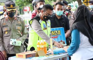 Berbagi di Masa Pandemi, Kapolres Nganjuk Borong Jajanan Saat Pimpin Patroli Ramadhan