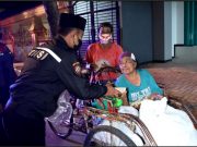 Sahur On The Road’,Sat Samapta Polres Bangkalan Gelar Patroli Sambil Berbagi Nasi