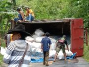 Tak Kuat Nanjak, Truk Mundur, Nabrak Tebing, Terguling di Tengah Jalan, Temon, Ngrayun