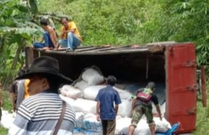 Tak Kuat Nanjak, Truk Mundur, Nabrak Tebing, Terguling di Tengah Jalan, Temon, Ngrayun