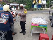 Bhabinkamtibmas Desa Sukorejo, Ponorogo, Bagi-bagi Takjil untuk Warga dan Pengguna Jalan