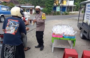 Bhabinkamtibmas Desa Sukorejo, Ponorogo, Bagi-bagi Takjil untuk Warga dan Pengguna Jalan