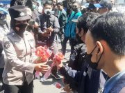 Berbagi Bunga Hingga Vaksinasi Mahasiswa, Polisi Kawal Aksi Damai BEM di Banyuwangi