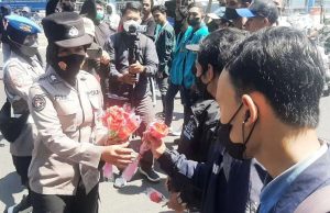 Berbagi Bunga Hingga Vaksinasi Mahasiswa, Polisi Kawal Aksi Damai BEM di Banyuwangi